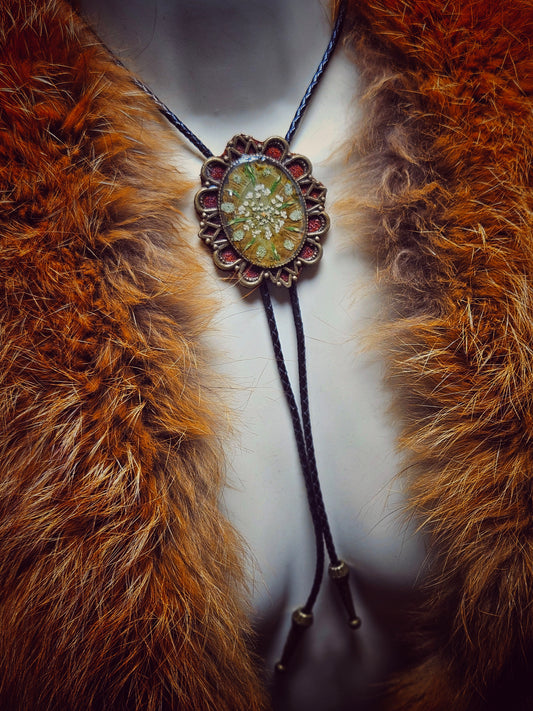 Large Pressed White & Leaf Bolo