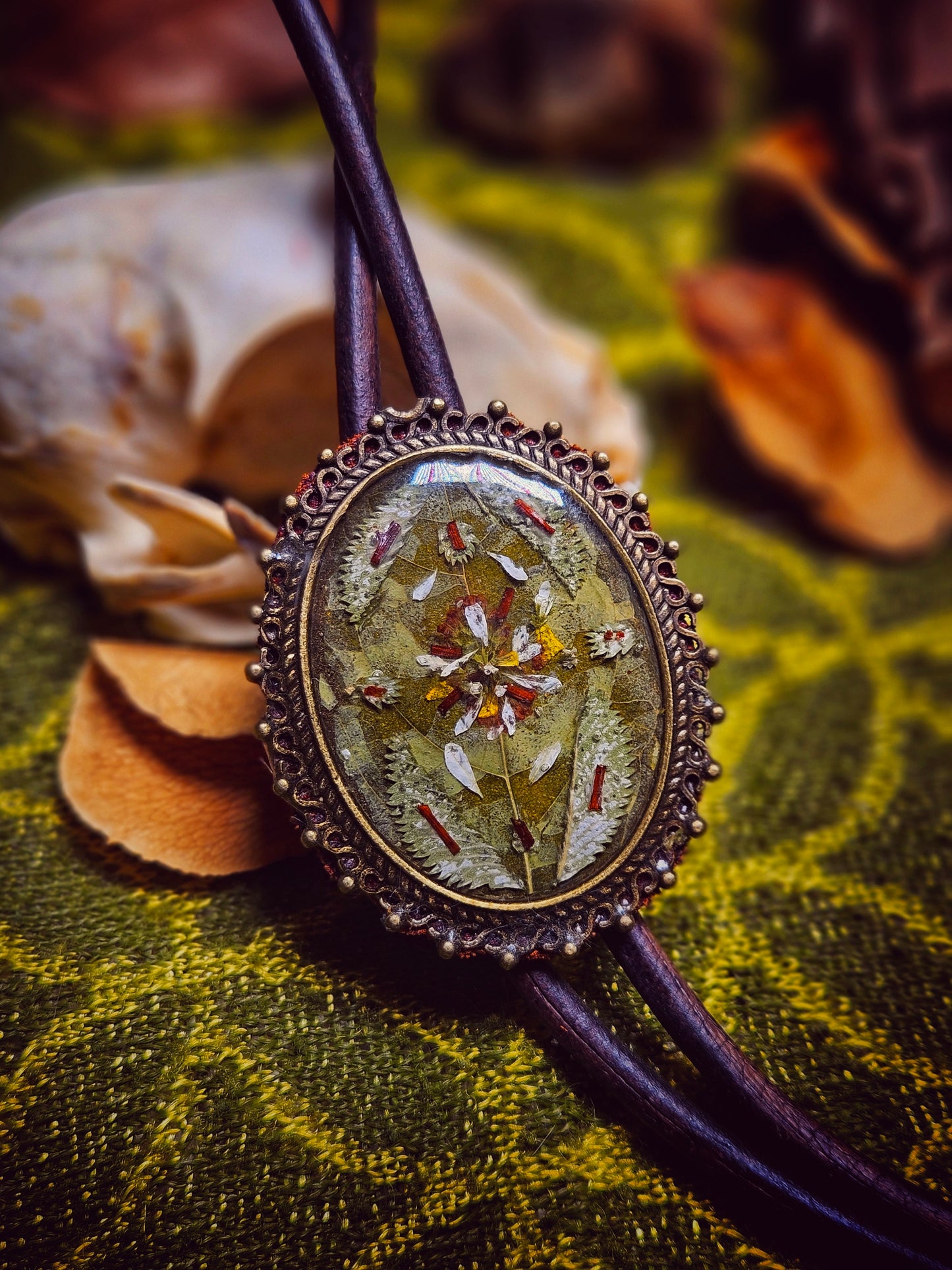 Large Pressed Leaf Bolo